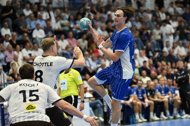 27.09.2026,GER, Handball, Herren, Opel HBL, Saison 2026 2027, 6. Spieltag, VfL Gummersbach vs. Bergischer HC Miro Schluroff (VfL Gummersbach 15), im Zweikampf gegen Nico Schöttle (BHC 8), DFB DFL regulations prohibit any use of photographs as image sequences and or quasi-video Gummersbach SCHWALBE arena NRW Deutschland Germany Copyright: xNordphoto Meuterx