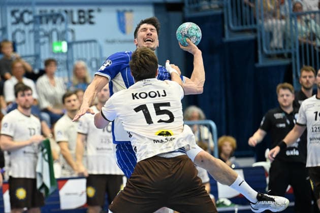 27.09.2026,GER, Handball, Herren, Opel HBL, Saison 2026 2027, 6. Spieltag, VfL Gummersbach vs. Bergischer HC Lars Kooij (BHC 15), im Zweikampf gegen Alex Dujshebaev (VfL Gummersbach 10), DFB DFL regulations prohibit any use of photographs as image sequences and or quasi-video Gummersbach SCHWALBE arena NRW Deutschland Germany Copyright: xNordphoto Meuterx