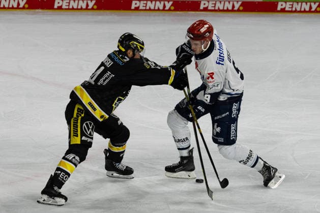 Krefeld, Deutschland 27. September 2026: PENNY DEL - 2026 2027 - Sp. 4 - Krefeld Pinguine gegen Schwenninger Wild Wings Im Bild: v. li. im Zweikampf Zack Dybowski (Krefeld) und Philip Feist (Schwenningen) YAYLA ARENA Nordrhein Westfalen Copyright: xFotostandx xGoertzx