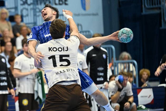 27.09.2026,GER, Handball, Herren, Opel HBL, Saison 2026 2027, 6. Spieltag, VfL Gummersbach vs. Bergischer HC Lars Kooij (BHC 15), im Zweikampf gegen Alex Dujshebaev (VfL Gummersbach 10), DFB DFL regulations prohibit any use of photographs as image sequences and or quasi-video Gummersbach SCHWALBE arena NRW Deutschland Germany Copyright: xNordphoto Meuterx