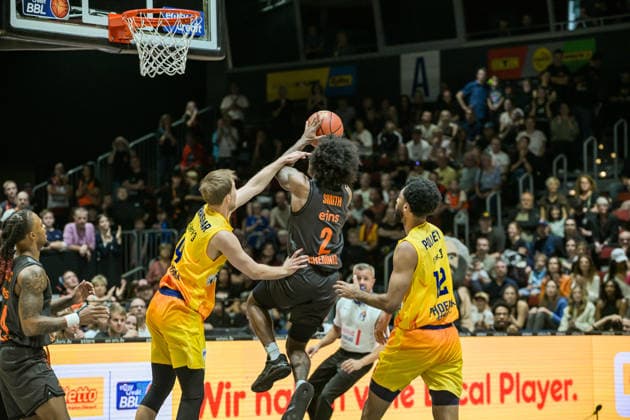 easyCredit Basketball Bundesliga, 3. Spieltag, Niners Chemnitz - Phoenix Hagen 27.09,2026 ab 16.30 Uhr Chemnitz, Chemnitz Arena Im Foto: 04 Bjarne Kraushaar, 02 Stefan Smith, 12 Tyler Polley easyCredit Basketball Bundesliga, 3. Spieltag, Niners Chemnitz - Phoenix Hagen Chemnitz Sachsen Deutschland Copyright: xEHLxMedia MichelxKöhlerx 20262709-Niners-Chemnitz-Phoenix-Hagen_013