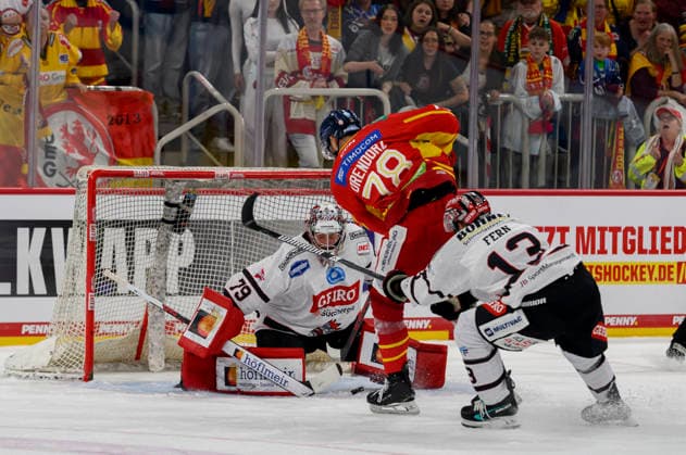 Kevin Orendorz (DEG) schiesst das Tor zum 1:0, Aktion, gegen Torwart Goali Michael Bitzer (MM) und Linus Svedlund r. (MM). Eishockey DEL2, Düsseldorfer EG (DEG) - ECDC Memmingen Indians (MM), am 27.09.2026 in Düsseldorf Deutschland. PSD Bank Dome