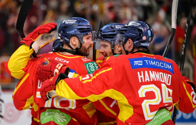 Jubel DEG um Kevin Orendorz l. (DEG) nach seinem Tor zum 1:0. r. Tariq Hammond (DEG). Eishockey DEL2, Düsseldorfer EG (DEG) - ECDC Memmingen Indians (MM), am 27.09.2026 in Düsseldorf Deutschland. PSD Bank Dome