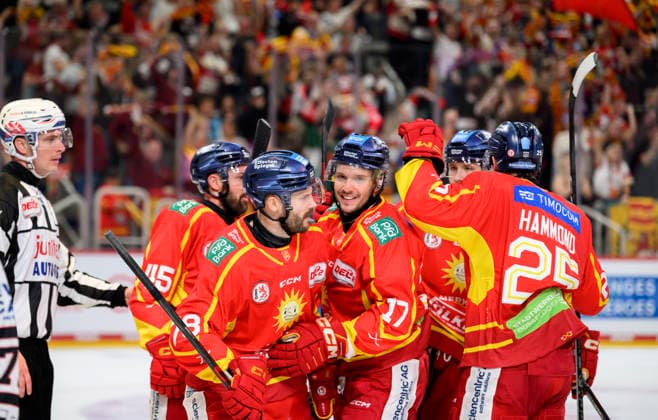 Jubel DEG um Kevin Orendorz (DEG) nach seinem Tor zum 1:0. (l-r) Orendorz, Leon Niederberger (DEG), Tariq Hammond (DEG). Eishockey DEL2, Düsseldorfer EG (DEG) - ECDC Memmingen Indians (MM), am 27.09.2026 in Düsseldorf Deutschland. PSD Bank Dome