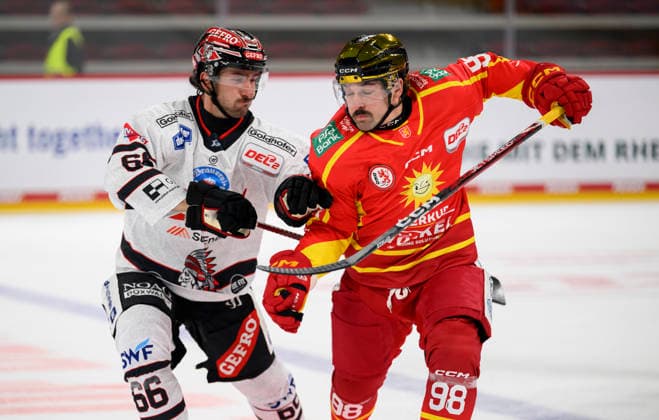 (l-r) Leon van der Linde (MM), Carter Turnbull (DEG) Aktion, Zweikampf. Eishockey DEL2, Düsseldorfer EG (DEG) - ECDC Memmingen Indians (MM), am 27.09.2026 in Düsseldorf Deutschland. PSD Bank Dome