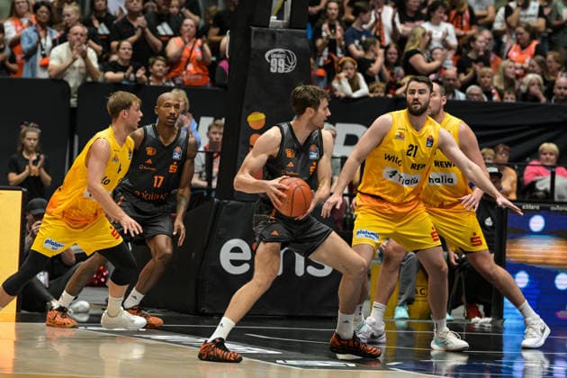 easyCredit Basketball Bundesliga, 3. Spieltag, Niners Chemnitz - Phoenix Hagen 27.09,2026 ab 16.30 Uhr Chemnitz, Chemnitz Arena Im Foto: 90 Jannis von Seckendorf, 17 Darion Atkins, 21 Tim Uhlemann easyCredit Basketball Bundesliga, 3. Spieltag, Niners Chemnitz - Phoenix Hagen Chemnitz Sachsen Deutschland Copyright: xEHLxMedia MichelxKöhlerx 20262709-Niners-Chemnitz-Phoenix-Hagen_020