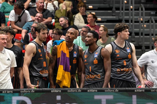 easyCredit Basketball Bundesliga, 3. Spieltag, Niners Chemnitz - Phoenix Hagen 27.09,2026 ab 16.30 Uhr Chemnitz, Chemnitz Arena Im Foto: Niners Chemnitz Bank, 90 Jannis von Seckendorf, 17 Darion Atkins, 01 Phlandrous Fleming JR, 09 Alexander Richardson easyCredit Basketball Bundesliga, 3. Spieltag, Niners Chemnitz - Phoenix Hagen Chemnitz Sachsen Deutschland Copyright: xEHLxMedia MichelxKöhlerx 20262709-Niners-Chemnitz-Phoenix-Hagen_029
