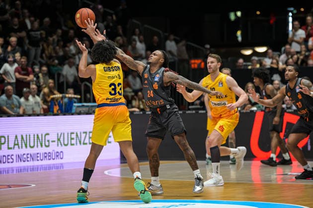 easyCredit Basketball Bundesliga, 3. Spieltag, Niners Chemnitz - Phoenix Hagen 27.09,2026 ab 16.30 Uhr Chemnitz, Chemnitz Arena Im Foto: 33 Trenton Gibson, 24 Cobe Williams easyCredit Basketball Bundesliga, 3. Spieltag, Niners Chemnitz - Phoenix Hagen Chemnitz Sachsen Deutschland Copyright: xEHLxMedia MichelxKöhlerx 20262709-Niners-Chemnitz-Phoenix-Hagen_032