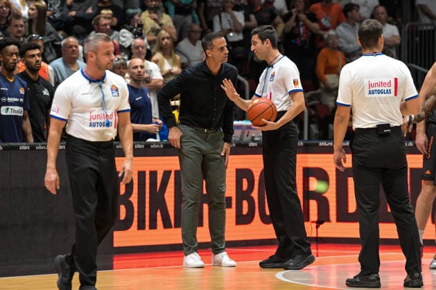 easyCredit Basketball Bundesliga, 3. Spieltag, Niners Chemnitz - Phoenix Hagen 27.09,2026 ab 16.30 Uhr Chemnitz, Chemnitz Arena Im Foto: Head Couch Chris Harris easyCredit Basketball Bundesliga, 3. Spieltag, Niners Chemnitz - Phoenix Hagen Chemnitz Sachsen Deutschland Copyright: xEHLxMedia MichelxKöhlerx 20262709-Niners-Chemnitz-Phoenix-Hagen_038