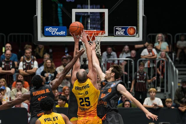 easyCredit Basketball Bundesliga, 3. Spieltag, Niners Chemnitz - Phoenix Hagen 27.09,2026 ab 16.30 Uhr Chemnitz, Chemnitz Arena Im Foto: 01 Marcus Graves, 12 Tyler Polley,25 Cameron Krutwig, 90 Jannis von Seckendorf easyCredit Basketball Bundesliga, 3. Spieltag, Niners Chemnitz - Phoenix Hagen Chemnitz Sachsen Deutschland Copyright: xEHLxMedia MichelxKöhlerx 20262709-Niners-Chemnitz-Phoenix-Hagen_044