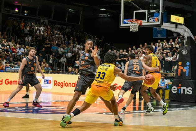 easyCredit Basketball Bundesliga, 3. Spieltag, Niners Chemnitz - Phoenix Hagen 27.09,2026 ab 16.30 Uhr Chemnitz, Chemnitz Arena Im Foto: 22 Nighaeal Ceaser, 33 Trenton Gibson easyCredit Basketball Bundesliga, 3. Spieltag, Niners Chemnitz - Phoenix Hagen Chemnitz Sachsen Deutschland Copyright: xEHLxMedia MichelxKöhlerx 20262709-Niners-Chemnitz-Phoenix-Hagen_049