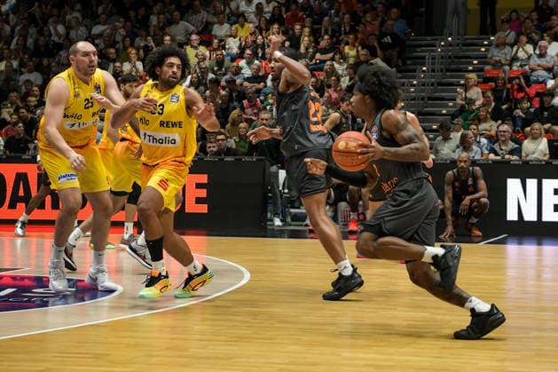 easyCredit Basketball Bundesliga, 3. Spieltag, Niners Chemnitz - Phoenix Hagen 27.09,2026 ab 16.30 Uhr Chemnitz, Chemnitz Arena Im Foto: 25 Cameron Krutwig, 33 Trenton Gibson, 02 Stefan Smith, 22 Nighaeal Ceaser easyCredit Basketball Bundesliga, 3. Spieltag, Niners Chemnitz - Phoenix Hagen Chemnitz Sachsen Deutschland Copyright: xEHLxMedia MichelxKöhlerx 20262709-Niners-Chemnitz-Phoenix-Hagen_051