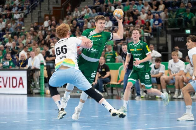 Handball, HBL2: SC DHfK Leipzig - TSV Bayer Dormagen; 27.09.2026 Julius Hein (66, Bayer Dormagen) zerrt an Fritz-Leon Haake (6, SC DHfK Leipzig). Handball, 2. Bundesliga, Saison 2026 2027, 5. Spieltag: SC DHfK Leipzig vs. TSV Bayer Dormagen am 27.09.2026 in der Quarterback Immobilien Arena Leipzig. Copyright: xBEAUTIFULxSPORTS JanxKaeferx