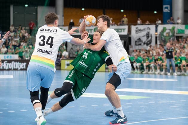 Handball, HBL2: SC DHfK Leipzig - TSV Bayer Dormagen; 27.09.2026 Blaer Hinriksson (24, SC DHfK Leipzig) fest im Griff. Handball, 2. Bundesliga, Saison 2026 2027, 5. Spieltag: SC DHfK Leipzig vs. TSV Bayer Dormagen am 27.09.2026 in der Quarterback Immobilien Arena Leipzig. Copyright: xBEAUTIFULxSPORTS JanxKaeferx