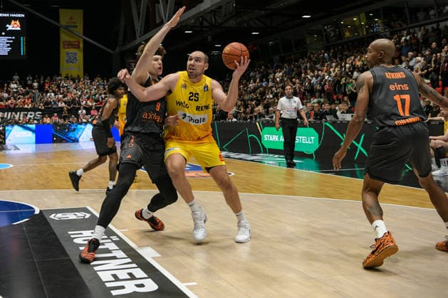 easyCredit Basketball Bundesliga, 3. Spieltag, Niners Chemnitz - Phoenix Hagen 27.09,2026 ab 16.30 Uhr Chemnitz, Chemnitz Arena Im Foto: 09 Alexander Richardson, 25 Cameron Krutwig easyCredit Basketball Bundesliga, 3. Spieltag, Niners Chemnitz - Phoenix Hagen Chemnitz Sachsen Deutschland Copyright: xEHLxMedia MichelxKöhlerx 20262709-Niners-Chemnitz-Phoenix-Hagen_062