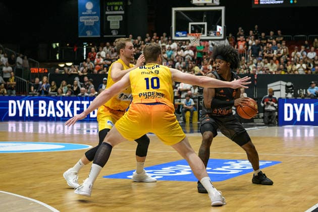 easyCredit Basketball Bundesliga, 3. Spieltag, Niners Chemnitz - Phoenix Hagen 27.09,2026 ab 16.30 Uhr Chemnitz, Chemnitz Arena Im Foto: 10 Fabian Bleck, 02 Stefan Smith easyCredit Basketball Bundesliga, 3. Spieltag, Niners Chemnitz - Phoenix Hagen Chemnitz Sachsen Deutschland Copyright: xEHLxMedia MichelxKöhlerx 20262709-Niners-Chemnitz-Phoenix-Hagen_068