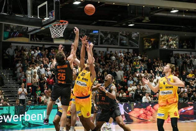 easyCredit Basketball Bundesliga, 3. Spieltag, Niners Chemnitz - Phoenix Hagen 27.09,2026 ab 16.30 Uhr Chemnitz, Chemnitz Arena Im Foto: 25 Ben Burnham, 33 Trenton Gibson, 22 Nighaeal Ceaser easyCredit Basketball Bundesliga, 3. Spieltag, Niners Chemnitz - Phoenix Hagen Chemnitz Sachsen Deutschland Copyright: xEHLxMedia MichelxKöhlerx 20262709-Niners-Chemnitz-Phoenix-Hagen_071