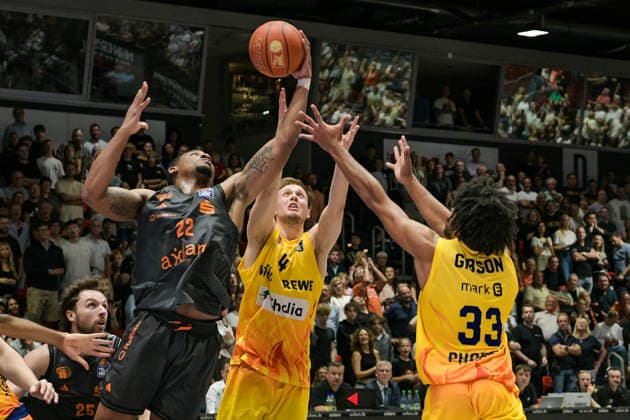 easyCredit Basketball Bundesliga, 3. Spieltag, Niners Chemnitz - Phoenix Hagen 27.09,2026 ab 16.30 Uhr Chemnitz, Chemnitz Arena Im Foto: 22 Nighaeal Ceaser, 04 Bjarne Kraushaar, 33 Trenton Gibson easyCredit Basketball Bundesliga, 3. Spieltag, Niners Chemnitz - Phoenix Hagen Chemnitz Sachsen Deutschland Copyright: xEHLxMedia MichelxKöhlerx 20262709-Niners-Chemnitz-Phoenix-Hagen_073