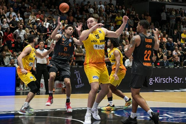 easyCredit Basketball Bundesliga, 3. Spieltag, Niners Chemnitz - Phoenix Hagen 27.09,2026 ab 16.30 Uhr Chemnitz, Chemnitz Arena Im Foto: 21 Mateo Seric, 25 Cameron Krutwig, 22 Nighaeal Ceaser easyCredit Basketball Bundesliga, 3. Spieltag, Niners Chemnitz - Phoenix Hagen Chemnitz Sachsen Deutschland Copyright: xEHLxMedia MichelxKöhlerx 20262709-Niners-Chemnitz-Phoenix-Hagen_076