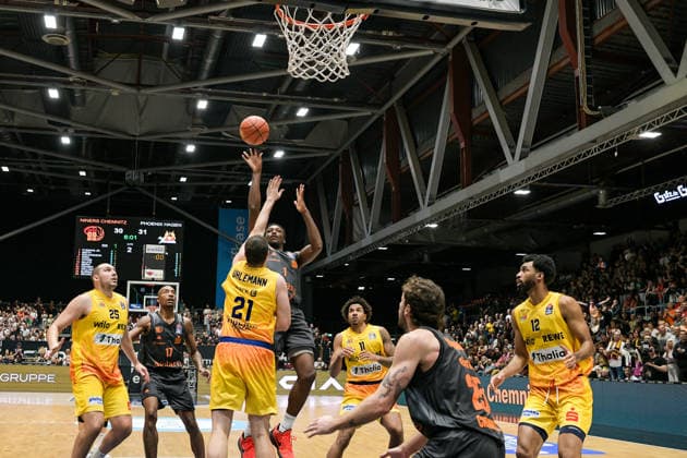 easyCredit Basketball Bundesliga, 3. Spieltag, Niners Chemnitz - Phoenix Hagen 27.09,2026 ab 16.30 Uhr Chemnitz, Chemnitz Arena Im Foto: 01 Marcus Graves, 21 Tim Uhlemann easyCredit Basketball Bundesliga, 3. Spieltag, Niners Chemnitz - Phoenix Hagen Chemnitz Sachsen Deutschland Copyright: xEHLxMedia MichelxKöhlerx 20262709-Niners-Chemnitz-Phoenix-Hagen_081