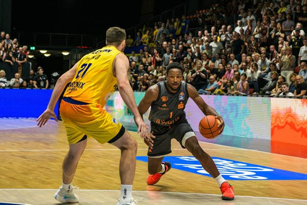 easyCredit Basketball Bundesliga, 3. Spieltag, Niners Chemnitz - Phoenix Hagen 27.09,2026 ab 16.30 Uhr Chemnitz, Chemnitz Arena Im Foto: 21 Tim Uhlemann, 01 Phlandrous Fleming JR easyCredit Basketball Bundesliga, 3. Spieltag, Niners Chemnitz - Phoenix Hagen Chemnitz Sachsen Deutschland Copyright: xEHLxMedia MichelxKöhlerx 20262709-Niners-Chemnitz-Phoenix-Hagen_084