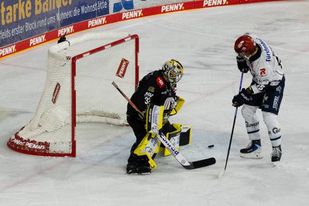 Krefeld, Deutschland 27. September 2026: PENNY DEL - 2026 2027 - Sp. 4 - Krefeld Pinguine gegen Schwenninger Wild Wings Im Bild: v.li.Torhüter Juha Jatkola (Krefeld) und Hakon Hänelt Haenelt (Schwenningen) YAYLA ARENA Nordrhein Westfalen Copyright: xFotostandx xGoertzx