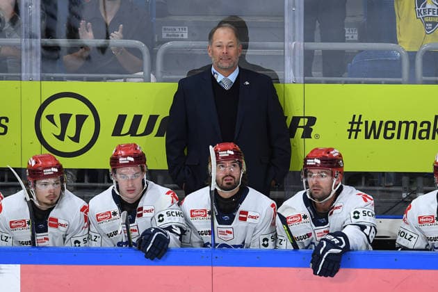 Eishockey Penny DEL 4. Spieltag Krefeld Pinguine - Schwenninger Wild Wings am 27.09.2026 in der Yayla Arena in Krefeld Steve Walker ( Trainer Cheftrainer Schwenningen ), hinten Gemäß den Vorgaben der DEL Deutsche Eishockey Liga ist die Publikation und Weiterverwertung der Aufnahmen in elektronischen Medien und Endgeräten aller Art während des laufenden Spiels nicht zulässig.