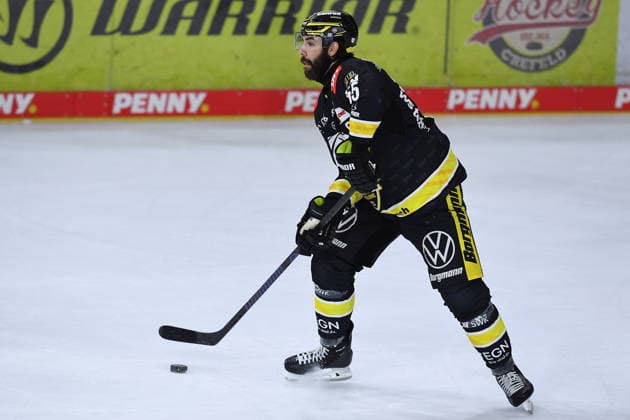 Eishockey Penny DEL 4. Spieltag Krefeld Pinguine - Schwenninger Wild Wings am 27.09.2026 in der Yayla Arena in Krefeld Davis Vandane ( Krefeld ) Gemäß den Vorgaben der DEL Deutsche Eishockey Liga ist die Publikation und Weiterverwertung der Aufnahmen in elektronischen Medien und Endgeräten aller Art während des laufenden Spiels nicht zulässig.