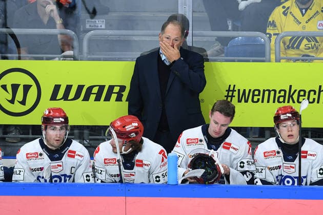 Eishockey Penny DEL 4. Spieltag Krefeld Pinguine - Schwenninger Wild Wings am 27.09.2026 in der Yayla Arena in Krefeld Steve Walker ( Trainer Cheftrainer Schwenningen ), hinten Gemäß den Vorgaben der DEL Deutsche Eishockey Liga ist die Publikation und Weiterverwertung der Aufnahmen in elektronischen Medien und Endgeräten aller Art während des laufenden Spiels nicht zulässig.