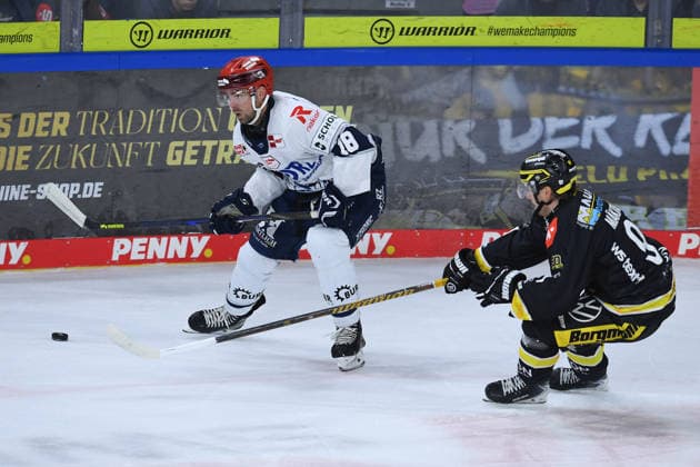 Eishockey Penny DEL 4. Spieltag Krefeld Pinguine - Schwenninger Wild Wings am 27.09.2026 in der Yayla Arena in Krefeld Eric Cornel ( Schwenningen ), links - Adam Payerl ( Krefeld ), rechts Gemäß den Vorgaben der DEL Deutsche Eishockey Liga ist die Publikation und Weiterverwertung der Aufnahmen in elektronischen Medien und Endgeräten aller Art während des laufenden Spiels nicht zulässig.