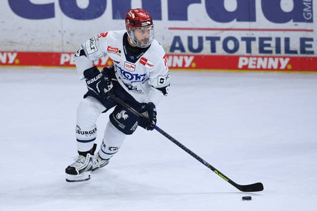 Eishockey Penny DEL 4. Spieltag Krefeld Pinguine - Schwenninger Wild Wings am 27.09.2026 in der Yayla Arena in Krefeld Sebastian Uvira ( Schwenningen ) Gemäß den Vorgaben der DEL Deutsche Eishockey Liga ist die Publikation und Weiterverwertung der Aufnahmen in elektronischen Medien und Endgeräten aller Art während des laufenden Spiels nicht zulässig.