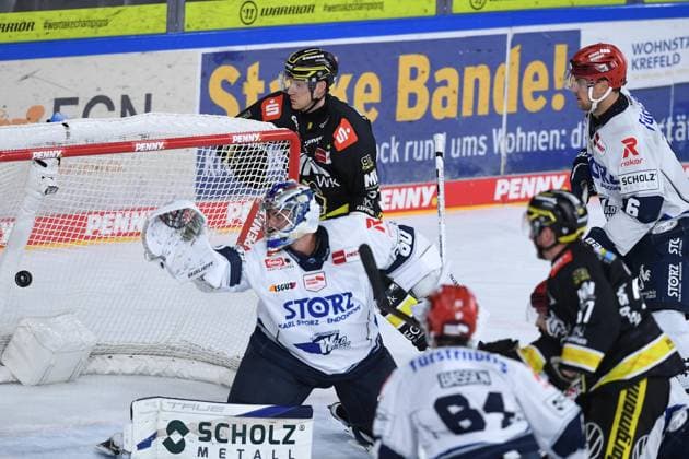 Eishockey Penny DEL 4. Spieltag Krefeld Pinguine - Schwenninger Wild Wings am 27.09.2026 in der Yayla Arena in Krefeld Tor zum 2:1 durch Ole Blumenkamp ( Krefeld ) Gemäß den Vorgaben der DEL Deutsche Eishockey Liga ist die Publikation und Weiterverwertung der Aufnahmen in elektronischen Medien und Endgeräten aller Art während des laufenden Spiels nicht zulässig.