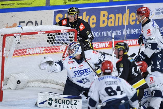 Eishockey Penny DEL 4. Spieltag Krefeld Pinguine - Schwenninger Wild Wings am 27.09.2026 in der Yayla Arena in Krefeld Tor zum 2:1 durch Ole Blumenkamp ( Krefeld ) Gemäß den Vorgaben der DEL Deutsche Eishockey Liga ist die Publikation und Weiterverwertung der Aufnahmen in elektronischen Medien und Endgeräten aller Art während des laufenden Spiels nicht zulässig.