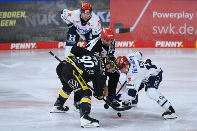 Eishockey Penny DEL 4. Spieltag Krefeld Pinguine - Schwenninger Wild Wings am 27.09.2026 in der Yayla Arena in Krefeld Adam Payerl ( Krefeld ), links - Curtis Valk ( Schwenningen ), rechts Gemäß den Vorgaben der DEL Deutsche Eishockey Liga ist die Publikation und Weiterverwertung der Aufnahmen in elektronischen Medien und Endgeräten aller Art während des laufenden Spiels nicht zulässig.