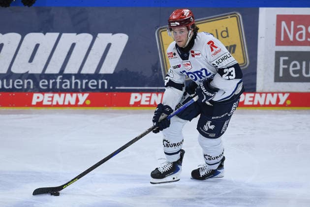 Eishockey Penny DEL 4. Spieltag Krefeld Pinguine - Schwenninger Wild Wings am 27.09.2026 in der Yayla Arena in Krefeld Reed Lebster ( Schwenningen ) Gemäß den Vorgaben der DEL Deutsche Eishockey Liga ist die Publikation und Weiterverwertung der Aufnahmen in elektronischen Medien und Endgeräten aller Art während des laufenden Spiels nicht zulässig.