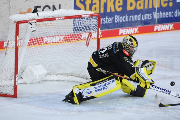 Eishockey Penny DEL 4. Spieltag Krefeld Pinguine - Schwenninger Wild Wings am 27.09.2026 in der Yayla Arena in Krefeld Juha Jatkola ( Krefeld ) Gemäß den Vorgaben der DEL Deutsche Eishockey Liga ist die Publikation und Weiterverwertung der Aufnahmen in elektronischen Medien und Endgeräten aller Art während des laufenden Spiels nicht zulässig.
