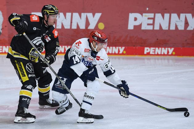 Eishockey Penny DEL 4. Spieltag Krefeld Pinguine - Schwenninger Wild Wings am 27.09.2026 in der Yayla Arena in Krefeld Max Gildon ( Krefeld ), links - Curtis Valk ( Schwenningen ), rechts Gemäß den Vorgaben der DEL Deutsche Eishockey Liga ist die Publikation und Weiterverwertung der Aufnahmen in elektronischen Medien und Endgeräten aller Art während des laufenden Spiels nicht zulässig.
