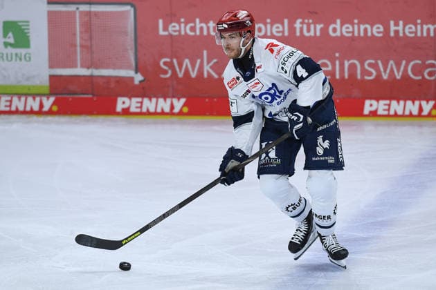 Eishockey Penny DEL 4. Spieltag Krefeld Pinguine - Schwenninger Wild Wings am 27.09.2026 in der Yayla Arena in Krefeld Bode Wilde ( Schwenningen ) Gemäß den Vorgaben der DEL Deutsche Eishockey Liga ist die Publikation und Weiterverwertung der Aufnahmen in elektronischen Medien und Endgeräten aller Art während des laufenden Spiels nicht zulässig.
