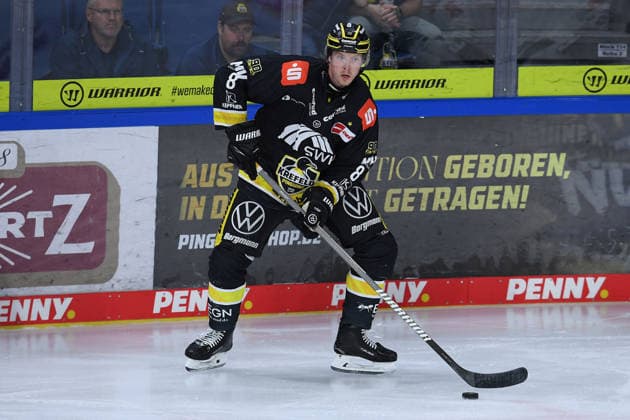 Eishockey Penny DEL 4. Spieltag Krefeld Pinguine - Schwenninger Wild Wings am 27.09.2026 in der Yayla Arena in Krefeld Max Gildon ( Krefeld ) Gemäß den Vorgaben der DEL Deutsche Eishockey Liga ist die Publikation und Weiterverwertung der Aufnahmen in elektronischen Medien und Endgeräten aller Art während des laufenden Spiels nicht zulässig.