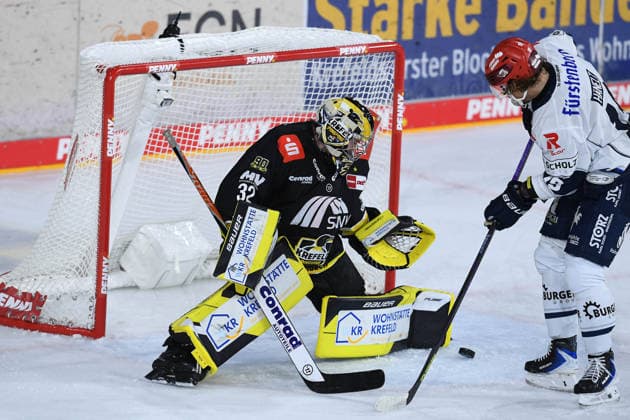 Eishockey Penny DEL 4. Spieltag Krefeld Pinguine - Schwenninger Wild Wings am 27.09.2026 in der Yayla Arena in Krefeld Juha Jatkola ( Krefeld ), links - Hakon Hänelt ( Schwenningen ), rechts Gemäß den Vorgaben der DEL Deutsche Eishockey Liga ist die Publikation und Weiterverwertung der Aufnahmen in elektronischen Medien und Endgeräten aller Art während des laufenden Spiels nicht zulässig.