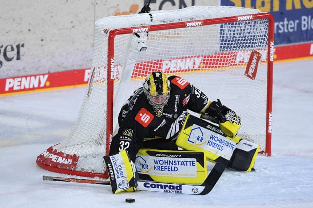 Eishockey Penny DEL 4. Spieltag Krefeld Pinguine - Schwenninger Wild Wings am 27.09.2026 in der Yayla Arena in Krefeld Juha Jatkola ( Krefeld ) Gemäß den Vorgaben der DEL Deutsche Eishockey Liga ist die Publikation und Weiterverwertung der Aufnahmen in elektronischen Medien und Endgeräten aller Art während des laufenden Spiels nicht zulässig.