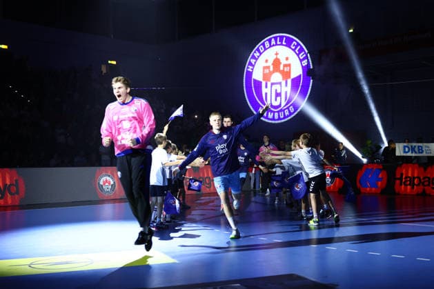 Handball Bundesliga HBL 2026 2027 - 27.09.2026 - Handball Club Hamburg HCH vs HSG Wetzlar . Einlauf Torwart Robin Haug ( HC Hamburg ) ,Frederik Bo Andersen ( HC Hamburg ) vor dem HCH Logo .