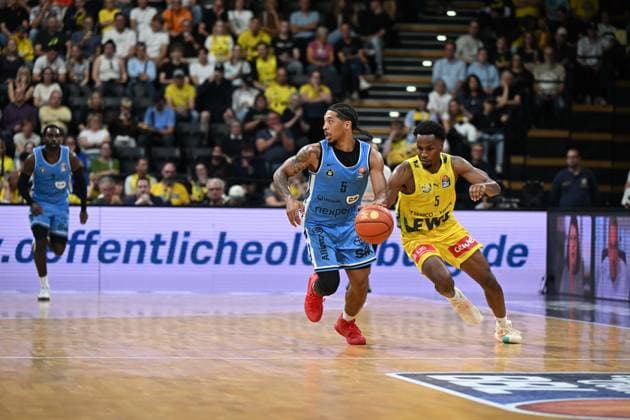 27.09.2026, GER, Basketball, Bundesliga 3.Spieltag, Saison 2026 2027, Oldenburg, EWE Arena, EWE Baskets Oldenburg vs Veolia Towers Hamburg Zakai ZEIGLER ( Veolia Towers Hamburg 5 ) Jeremy ROACH ( EWE Baskets Oldenburg 5 ) Oldenburg EWE Arena Niedersachsen Deutschland Copyright: xnordphotoxGmbHx xRojahnx