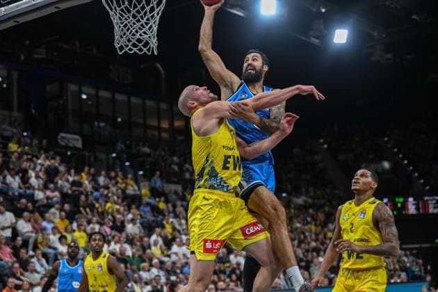 27.09.2026, GER, Basketball, Bundesliga 3.Spieltag, Saison 2026 2027, Oldenburg, EWE Arena, EWE Baskets Oldenburg vs Veolia Towers Hamburg Martin BREUNING ( Veolia Towers Hamburg 13 ) Seth HINRICHS ( EWE Baskets Oldenburg 21 ) Oldenburg EWE Arena Niedersachsen Deutschland Copyright: xnordphotoxGmbHx xRojahnx