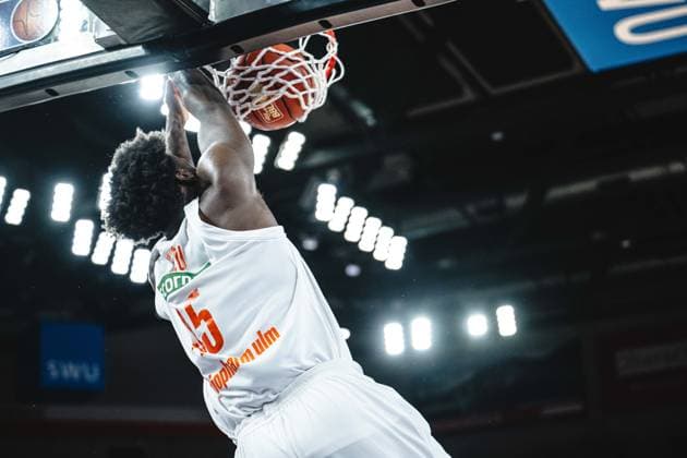 Neu Ulm, Deutschland, 27.09.26: Oluwasimisola Shittu (ratiopharm ulm) in Aktion, am Ball, Einzelaktion waehrend des Basketball Bundesliga Spiels zwischen ratiopharm ulm vs Fitness first Wuerzburg Baskets in der ratiopharm Arena am 27. September 2026 in Neu Ulm, Deutschland. (Foto von Harry Langer DeFodi Images) ratiopharm Arena, Germany, 27.09.26: Oluwasimisola Shittu (ratiopharm ulm) controls the Ball during the Basketball Bundesliga match between ratiopharm ulm vs Fitness first Wuerzburg Baskets at Neu Ulm on September 27, 2026 in ratiopharm Arena, Germany. (Photo by Harry Langer DeFodi Images) (Photo by Harry Langer DeFodi Images) -