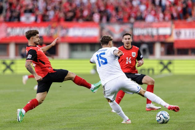 SOCCER - NL, AUT vs KOS VIENNA,AUSTRIA,27.SEP.26 - SOCCER - UEFA Nations League, OEFB international match, Länderspiel, Nationalmannschaft Austria vs Kosovo. Image shows Romano Schmid (AUT), Mergim Vojvoda (KOS) and Maximilian Woeber (AUT).  GEPAxpictures xArminxRauthner