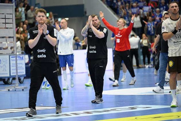27.09.2026,GER, Handball, Herren, Opel HBL, Saison 2026 2027, 6. Spieltag, VfL Gummersbach vs. Bergischer HC der BHC hat verloren, die Spieler bedanken sich bei den Zuschauern und verlassen traurig die Platte Arnor Þor Gunnarsson Chef-Trainer (BHC), Markus Pütz Puetz Co-Trainer (BHC), li DFB DFL regulations prohibit any use of photographs as image sequences and or quasi-video Gummersbach SCHWALBE arena NRW Deutschland Germany Copyright: xNordphoto Meuterx