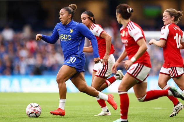 Chelsea v Arsenal Women 27 September 2026, London - Women s Super League - Chelsea v Arsenal - Lauren James of Chelsea under pressure from Lisa Baum of Arsenal and Kim Little of Arsenal - Photo: Jacques Feeney Offside. London UK Copyright: xJacquesxFeeneyx xOffsidexOffside