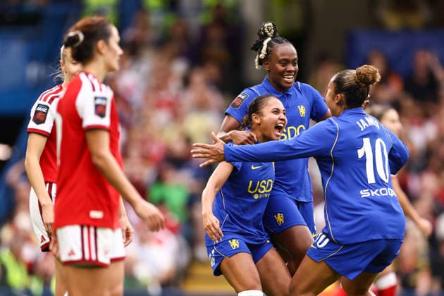 Chelsea v Arsenal Women 27 September 2026, London - Women s Super League - Chelsea v Arsenal - Alyssa Thompson of Chelsea celebrates their first goal with Melvine Malard of Chelsea and Lauren James of Chelsea - Photo: Jacques Feeney Offside. London UK Copyright: xJacquesxFeeneyx xOffsidexOffside