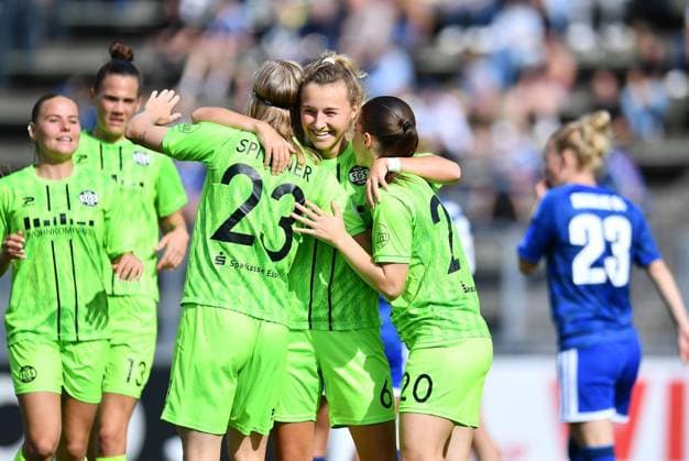 Schalke 04 - SGS Essen ** NUR FÜR REDAKTIONELLE ZWECKE ** EDITORIAL USE ONLY **<p>Fußball Frauen DFB-Pokall 1. Runde: Schalke 04 - SGS Essen am 27.09.2026 im Parkstadion in Gelsenkirchen Jule Schnieder ( SGS Essen ), mitte freut sich mit Leonie Köpp ( SGS Essen ), rechts über das 1:4 - Kyra Spitzner ( SGS Essen ), links Deutschland Nordrhein Westfalen Gelsenkirchen Copyright: ThorstenxTillmann
